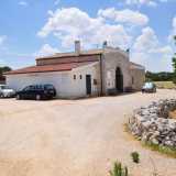 Varchiamo l'entrata e lasciamo alla nostra destra la graziosa masseria Montanaro, punto di accoglienza per i visitatori. Da qui � possibile seguire due itinerari: quello archeologico e quello naturalistico